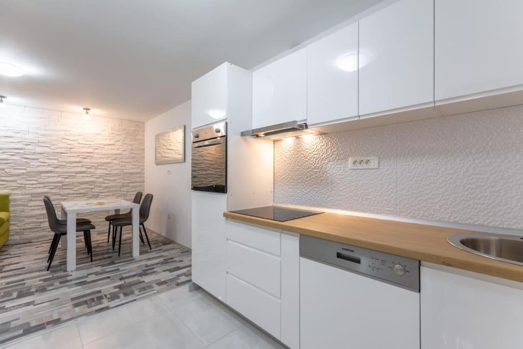 Apartment 3M - One Bedroom Apartment Split Eksteriør bilde
